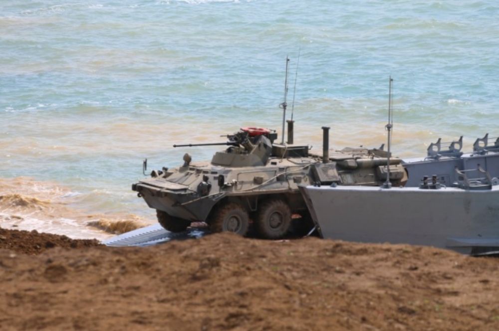 Бронетранспортер БТР-82 во время масштабных учений войск Южного военного округа и ВДВ на полигоне "Опук" в Крыму
