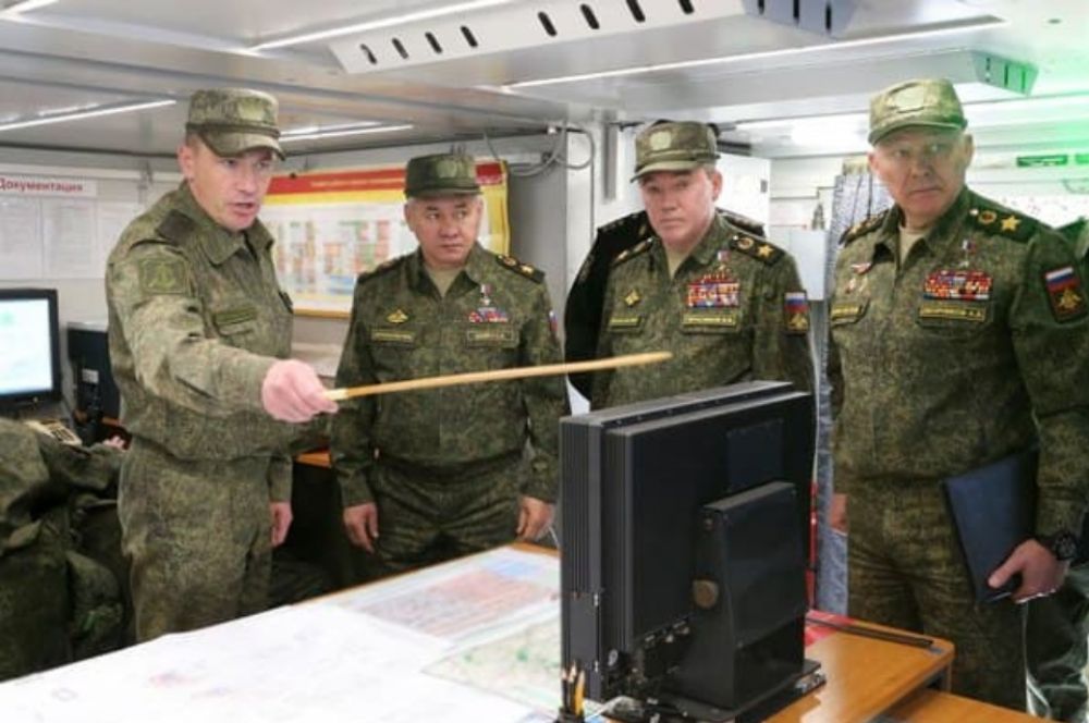 Командующий войсками Южного военного округа Александр Дворников, начальник Генерального штаба Вооруженных сил РФ - первый заместитель министра обороны РФ Валерий Герасимов и министр обороны РФ Сергей Шойгу (справа налево) на полигоне "Опук" в Крыму, где проходят масштабные учения войск Южного военного округа и ВДВ