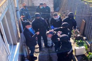 «Отомстил за жену»: в Мариуполе мужчина топором разгромил витрины магазина