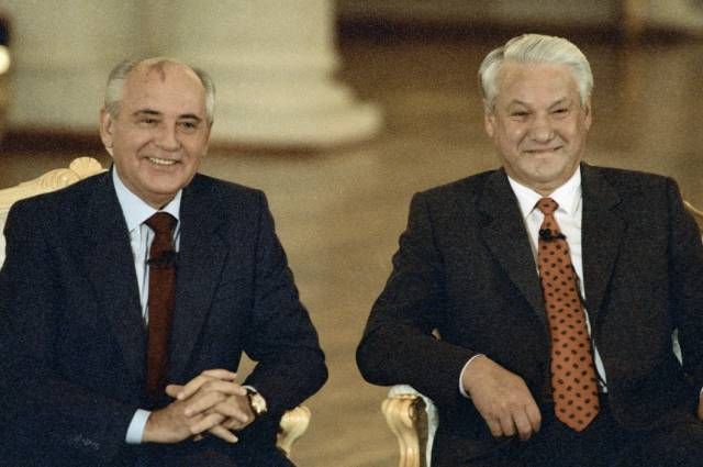 Михаил Горбачев и Борис Ельцин  принимают участие в телемосте СССР — США, 1991 год.