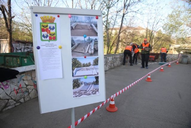 В Краснодаре ремонтируют лестничный сход с Офицерского путепровода