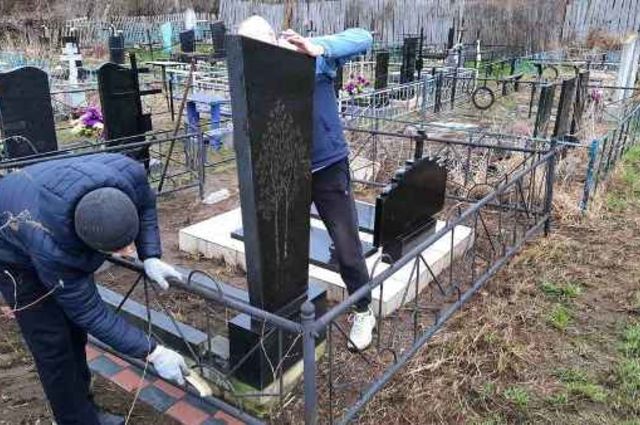 В Суражском районе осужденные привели в порядок кладбище