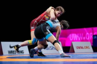 Украинские спортсменки завоевали две медали на чемпионате Европы по борьбе.