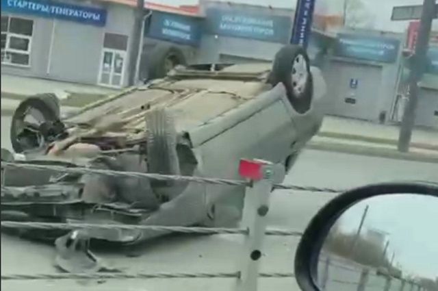 В Челябинске иномарка перевернулась после наезда на тросовое ограждение