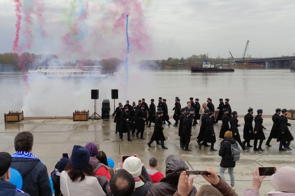 Под занавес торжественной части в пасмурное небо вдруг взмыли яркие залпы фейерверка.
