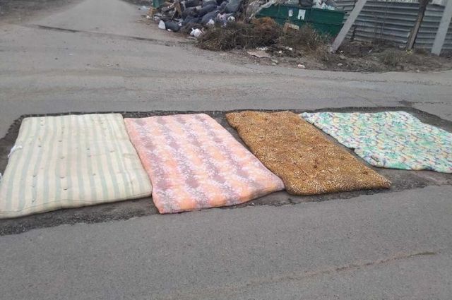 В Челябинской области ямы на дороге застелили разноцветными матрасами