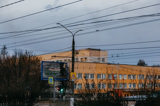 Во Владимире из-за ветра облицовка фасада ОДКБ едва не рухнула на машину