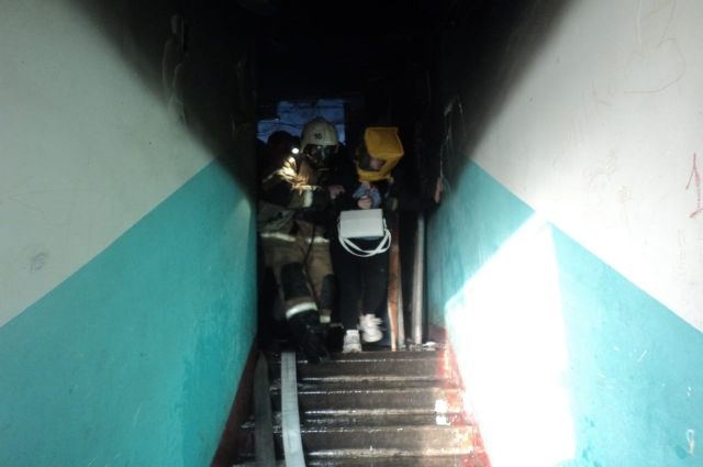 Вспыхнул электрощиток? В Казани из горящей многоэтажки спасли 7 человек