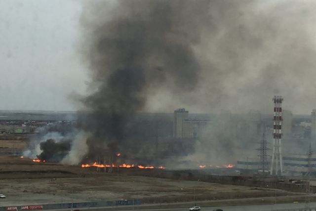 Сухая трава загорелась на Университетской набережной в Челябинске