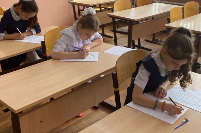 Хабаровские школьники посоревновались в каллиграфическом письме