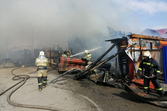 В Ленинском районе Омска загорелись три дома