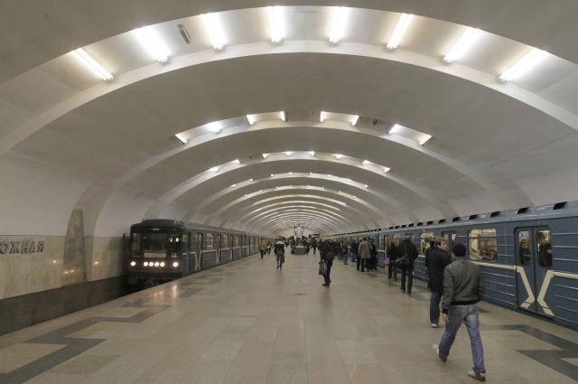В Москве мужчина упал на рельсы в метро