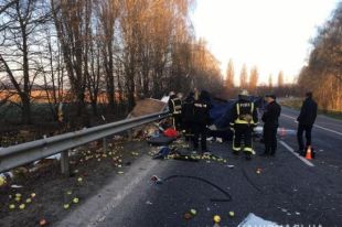 В Винницкой области произошло столкновение двух грузовых авто: есть жертвы.
