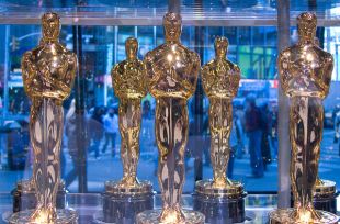 Хлоя Чжао получила премию “Оскар” как лучший режиссер