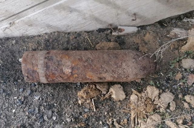 Житель Акбулакского района обнаружил ржавый боевой снаряд.