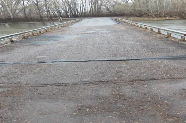 В Оренбургской области по состоянию на 26 апреля из-за паводка закрыты семь мостов.
