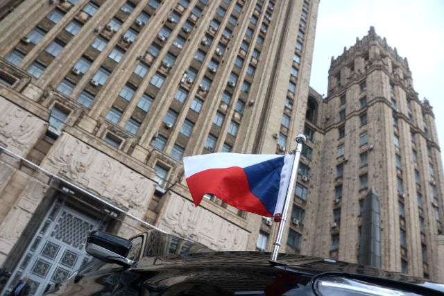 Флаг на автомобиле посла Чехии в РФ Витезслава Пивонька возле здания МИД РФ в Москве.