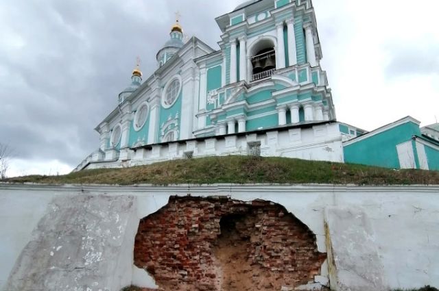 Смоленская епархия опровергла разрушение части стены Успенского собора