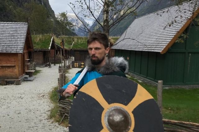 Герой в детском викингском лагере.