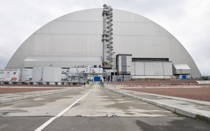 Изоляционное арочное сооружение (Новый безопасный конфайнмент) над разрушенным в результате аварии 4-м энергоблоком Чернобыльской АЭС, 15 апреля 2021 года