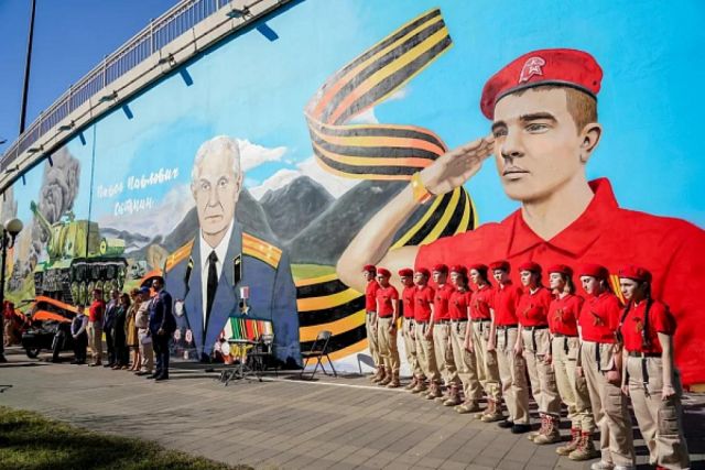 В Сочи ко Дню Победы уличные художники увековечили подвиг ветерана ВОВ