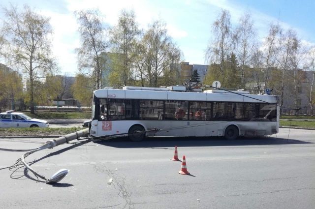 В Тольятти троллейбус врезался в бетонный столб и повалил его на дорогу