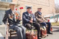Концерт сразу для трёх ветеранов дали артисты во дворе в п. Шушенское.