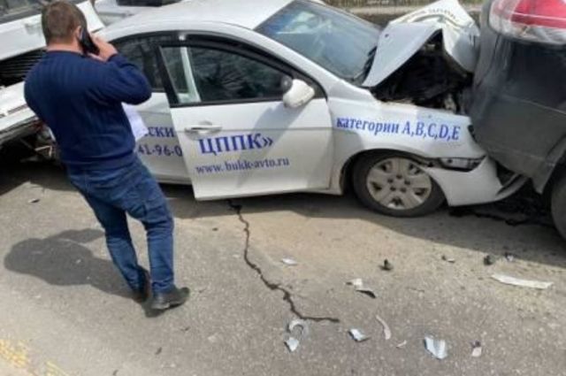 В Брянске произошло ДТП с участием пяти машин, пострадал один водитель