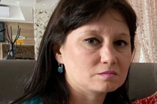 Приметы пропавшей: рост 156-157 сантиметров, глаза зелёно-карие, телосложение стройное, волосы тёмные. Носовая перегородка немного смещена из-за перелома.