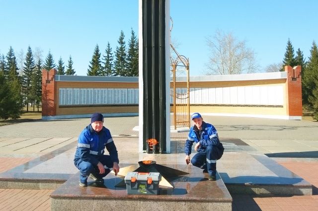 «Омскоблгаз» подготовил мемориалы Вечный огонь к Дню Победы