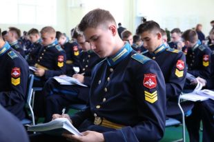 Победителей пригласят на Парад Победы на Красной площади.