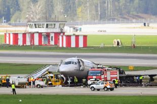 Обгоревший фюзеляж самолета компании «Аэрофлот» Sukhoi Superjet-100 на летном поле в аэропорту Шереметьево.