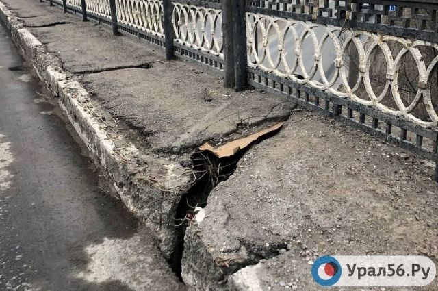 Дорожное покрытие повреждено на путепроводе на пересечении проспекта Гагарина и Нежинского шоссе. 