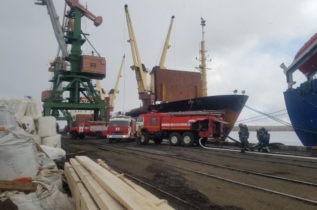В Архангельском порту загорелся сухогруз «Таймыр»