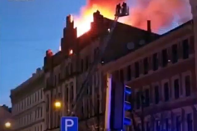 Горит машина новая рига. Рига горит. Пожар в замке кивалова видео. Пожар в замке кивалова видео. Пожар в замке.