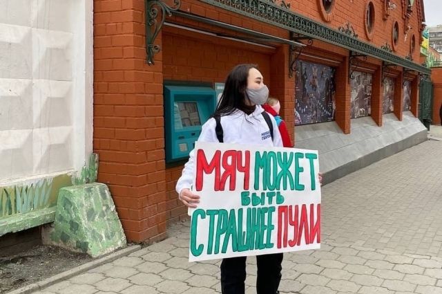После гибели Умки возле Екатеринбургского зоопарка состоялось несколько акций.