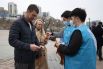 Волонтеры раздают георгиевские ленточки во Владивостоке 