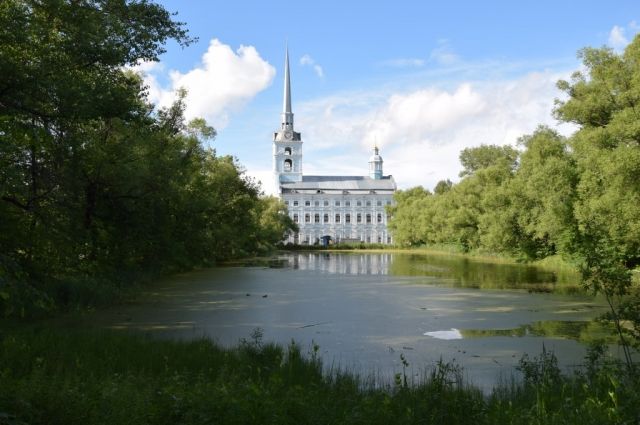 Петропавловский парк и его постройки нуждаются в срочной реставрации.