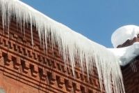 На домах и балконах растут снежные шапки, сталактиты изо льда. 