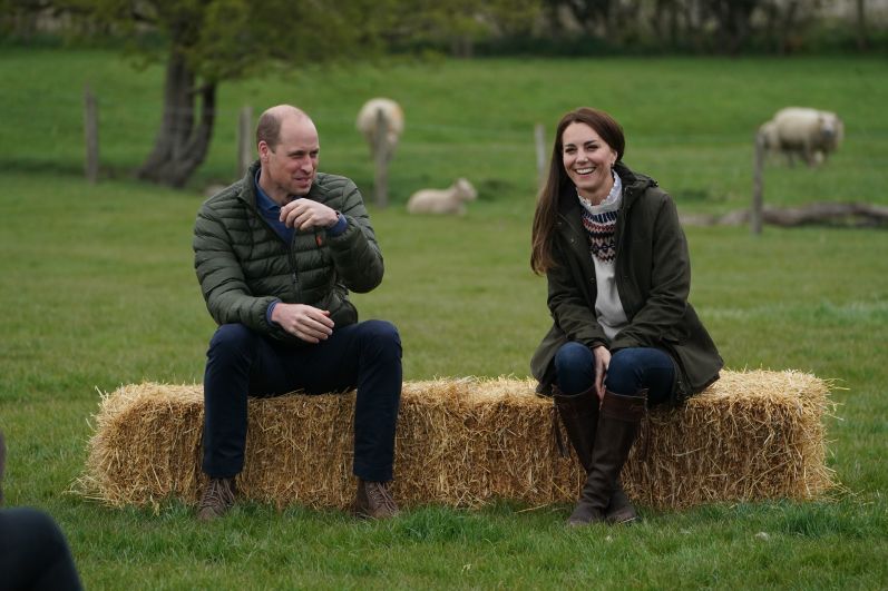 Кейт Миддлтон и принц Уильям во время посещения фермы в Литтл-Стейнтоне на севере Великобритании, 27 апреля 2021 года