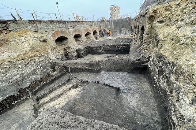 В Орле у Красного моста археологи нашли осколки посуды XI века