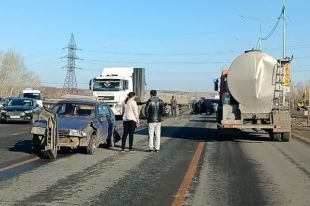На выезде из областного центра в сторону Самары произошла авария.