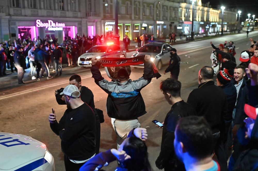 Болельщики во время стихийных гуляний на улице Ленина в Омске по случаю победы хоккейной команды «Авангард» в плей-офф КХЛ