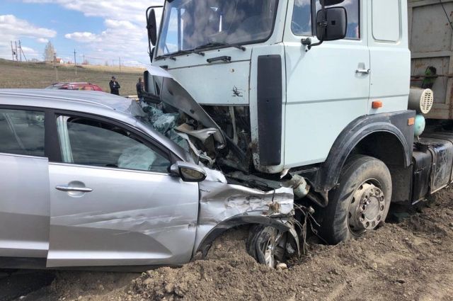 Автоледи разбилась насмерть об грузовик на трассе под Саратовом