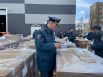 Сотрудник МЧС РФ подготавливает для отправки в Индию коробки с гуманитарной помощью в аэропорту Жуковский
