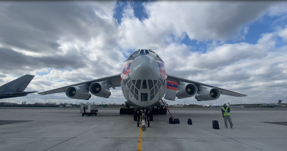 Самолет Ил-76 МЧС РФ с гуманитарной помощью для отправки в Индию в аэропорту Жуковский