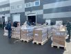 Сотрудники МЧС РФ подготавливают для отправки в Индию коробки с гуманитарной помощью в аэропорту Жуковский