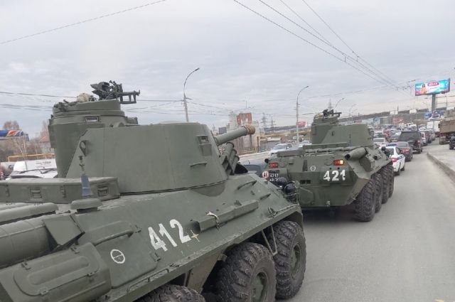 Военная техника к 9 мая встала в пробку на Димитровском мосту Новосибирске