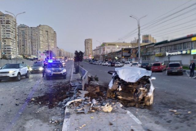 В Новороссийске водитель врезался в дорожное ограждение