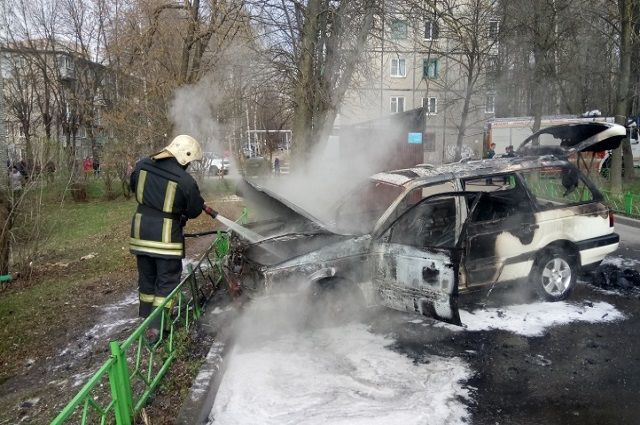 Во Владимире на улице Белоконской иномарка сгорела дотла